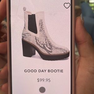 EXCELLENT CONDITION!! Never been worn!!Snake print. VERY comfortable! Woman’s 7